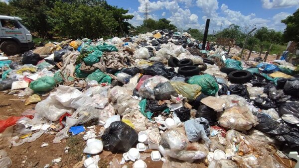 Diario HOY | Recolectan toneladas de basura en vertedero clandestino instalado camino al Mbigua