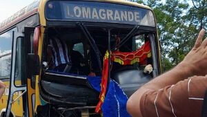 Dos heridos tras choque entre bus y automóvil en San Bernardino