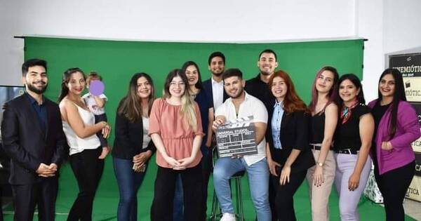La Nación / De una niñez violenta y con su hija en brazos en aulas, celebra fase final de la universidad