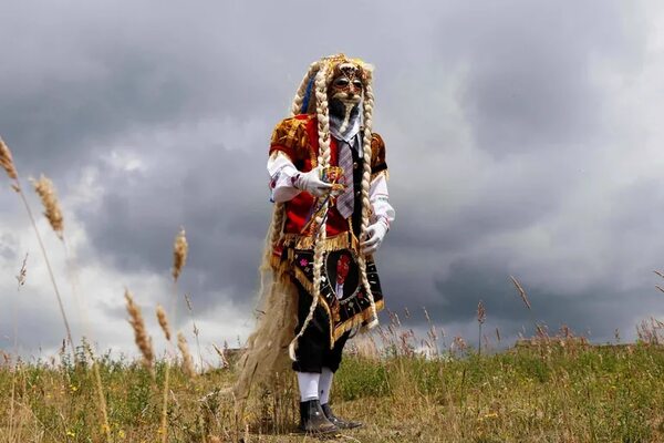 Diablos de hojalata bailan para el “rey de reyes” en Ecuador - Viajes - ABC Color