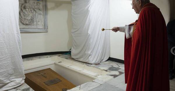 La Nación / La tumba de Benedicto XVI podrá visitarse a partir de este domingo
