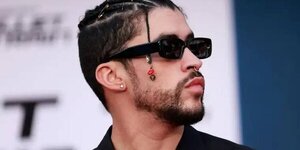 Por arrojar celular: fanática demandaría a Bad Bunny