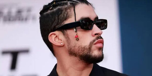 Por arrojar celular: fanática demandaría a Bad Bunny