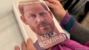 Príncipe Harry dice que su padre tenía celos de Meghan y Kate