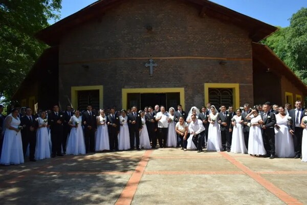 Caazapá: 50 parejas dieron el sí en boda comunitaria