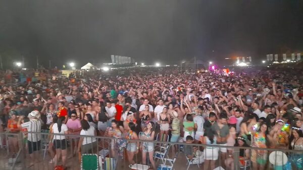 La fiesta Hawaiana congregó a miles de personas en Pilar - Nacionales - ABC Color