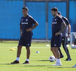 Mathías Villasanti, con Luis Suárez en Gremio - Fútbol Internacional - ABC Color