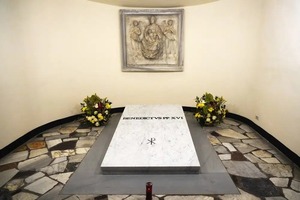 El público ya puede visitar la tumba de Benedicto XVI en la Basílica de San Pedro | 1000 Noticias