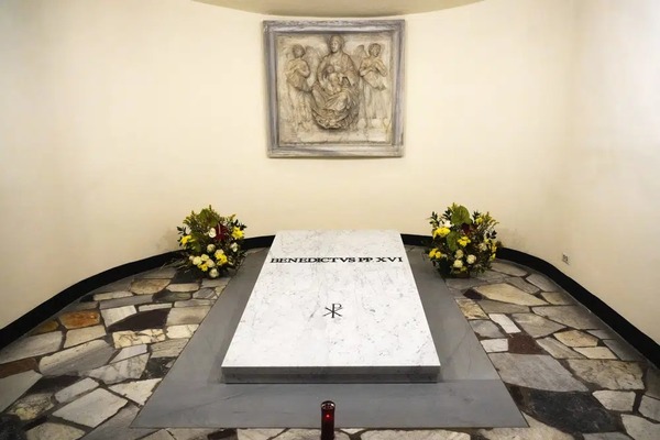 El público ya puede visitar la tumba de Benedicto XVI en la Basílica de San Pedro | 1000 Noticias