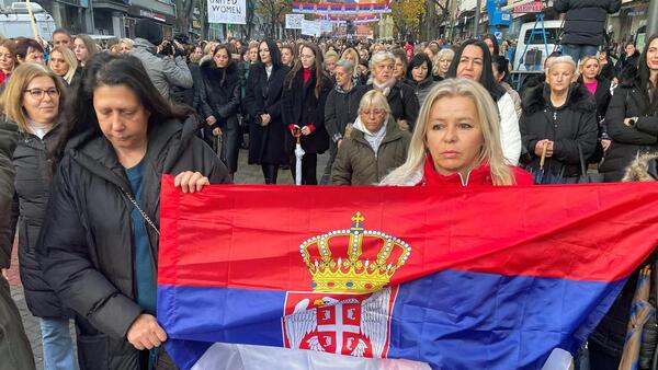 Cientos de serbokosovares protestan y acusan a Vucic de ceder ante Pristina - El Independiente