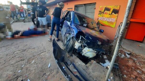 Pasajera queda herida y conductor escapa de un grave accidente
