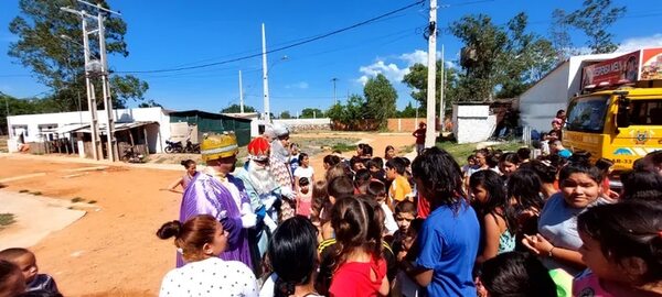 “Reyes Magos voluntarios”: bomberos reparten regalos a niños de escasos recursos de Asunción - Nacionales - ABC Color