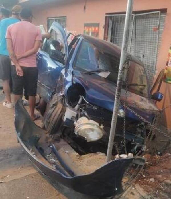 Pasajera queda herida en triple choque, uno de los conductores "voló" del lugar