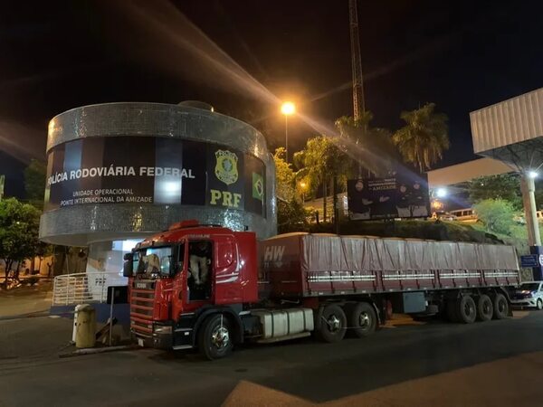 Retienen en Foz un camión con chapa paraguaya que llevaba 335 kilos de marihuana - ABC en el Este - ABC Color