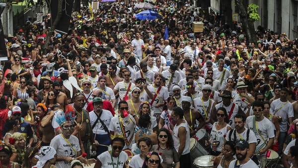 Comparsas callejeras "calientan" el Carnaval de Brasil