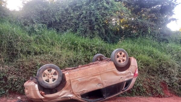 Conductor pierde el control de su camioneta y vuelca en Itakyry