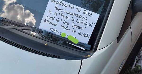 La Nación / Olvidó la llave del auto por la puerta y unos trabajadores dejaron una nota para devolvérselo