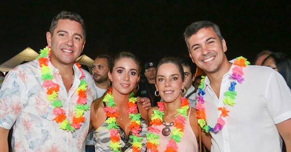 La Nación / Santi Peña y Pedro Alliana, en la noche de la Fiesta Hawaiana