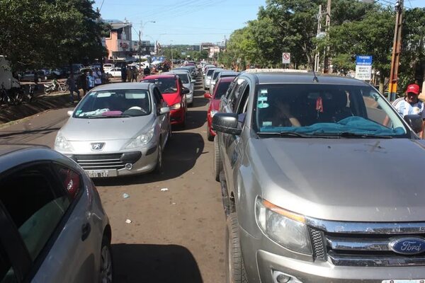 Puente San Roque González, aún sin solución para extensas filas de vehículos - Nacionales - ABC Color