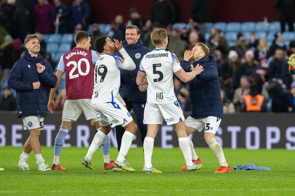 Un equipo de cuarta división elimina al Aston Villa de la FA Cup