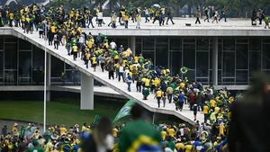 Simpatizantes de Bolsonaro invaden las sedes de los tres Poderes del Estado | 1000 Noticias