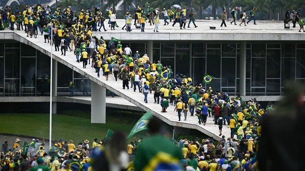 Simpatizantes de Bolsonaro invaden las sedes de los tres Poderes del Estado | 1000 Noticias