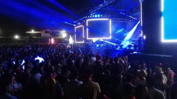 Masiva concurrencia en la Fiesta Hawaiana a orillas del río Paraguay