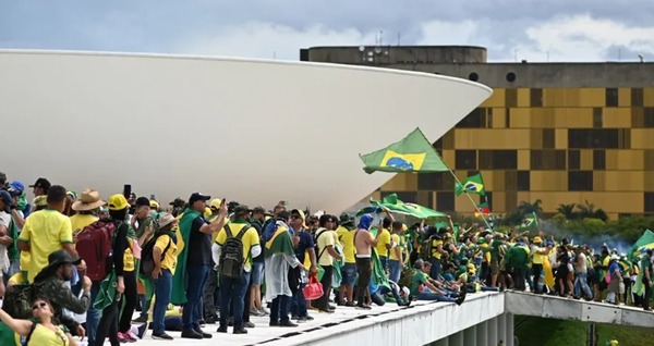 Brasil en crisis: Bolsonaristas radicales invaden las sedes de los tres poderes del Estado de Brasil - El Independiente