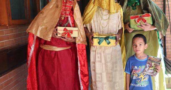 La Nación / Pacientes pediátricos de Clínicas recibieron alegría y regalos con la visita de los Reyes Magos