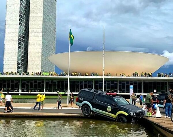 Miles de ciudadanos ingresaron a varios edificios púbicos en Brasilia pidiendo la destitución de Lula Da Silva - Informatepy.com