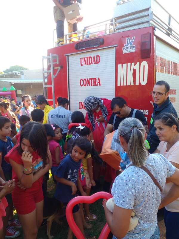 Diario HOY | Bomberos de Caacupé llevaron regalos a niños