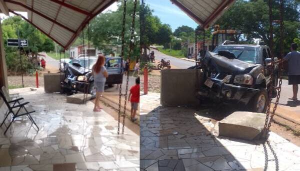 [VIDEO] ¡Se salvó de milagro! Sentado frente a su casa una camioneta le vino encima