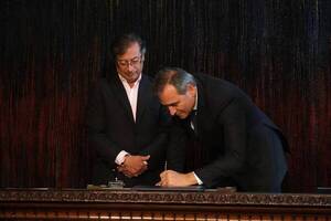 Petro designa embajador colombiano ante Paraguay y adelanta proyecto de energía limpia