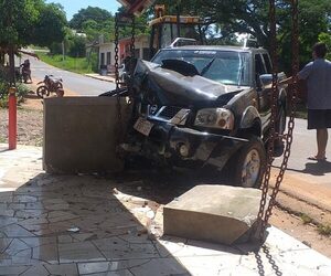 (VIDEO). Karai se salva de la muerte luego de que una camio chocó por su casa