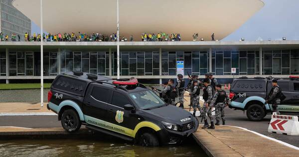 La Nación / Brasil: policía retoma sede del Congreso y detiene a 150 bolsonaristas