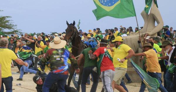 La Nación / Lula decreta intervención federal tras invasión bolsonarista de sedes del poder