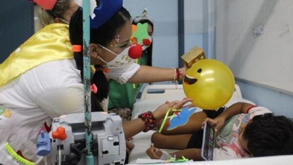 Voluntarios con la nariz roja llevaron alegría a niños en los hospitales