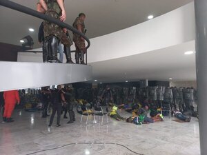 Diario HOY | Unos 150 bolsonaristas detenidos tras invasión de sedes de los tres poderes en Brasil