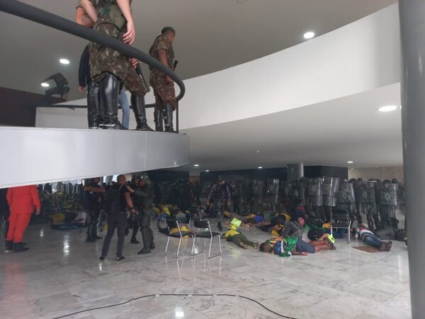 Diario HOY | Unos 150 bolsonaristas detenidos tras invasión de sedes de los tres poderes en Brasil