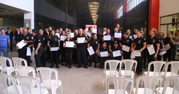 La Nación / Asunción cuenta con 45 primeros egresados de la Policía Municipal de Seguridad