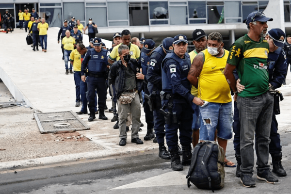 La policía recuperó el control de los edificios de Gobierno y confirmó que hay al menos 200 detenidos