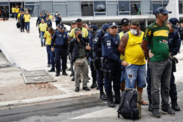 La policía recuperó el control de los edificios de Gobierno y confirmó que hay al menos 200 detenidos