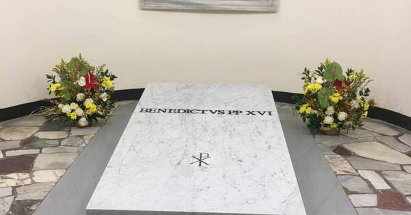 La Nación / Ya está abierto al público la tumba de Benedicto VXI