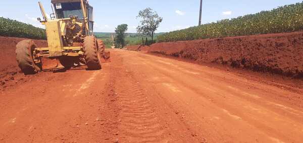 SE REALIZAN TRABAJOS DE MANTENIMIENTO DE CAMINOS EN SAN RAFAEL DEL PARANÁ - Itapúa Noticias