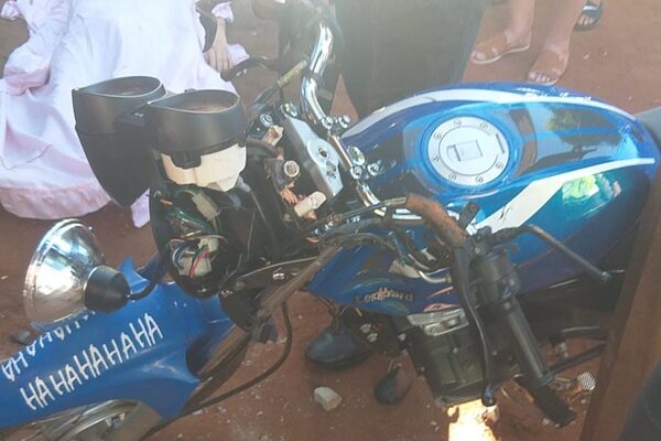 Alocado motociclista choca y mata a anciana