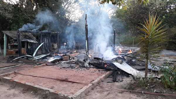 Incendio consumió completamente una casa y dejó cállepe a sexagenaria - La Clave