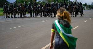 La Nación / Brasil: desmantelan campamento de seguidores de Bolsonaro y arrestan a 1.200 personas