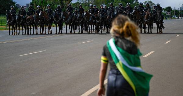 La Nación / Brasil: desmantelan campamento de seguidores de Bolsonaro y arrestan a 1.200 personas