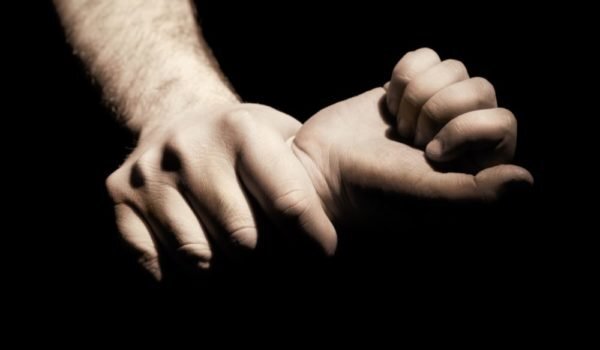 Habrían sometido a una mujer a explotación laboral y sexual, uno de los acusados es hermano de la víctima
