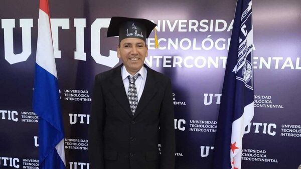 Invidente se recibió de licenciado y necesita ayuda